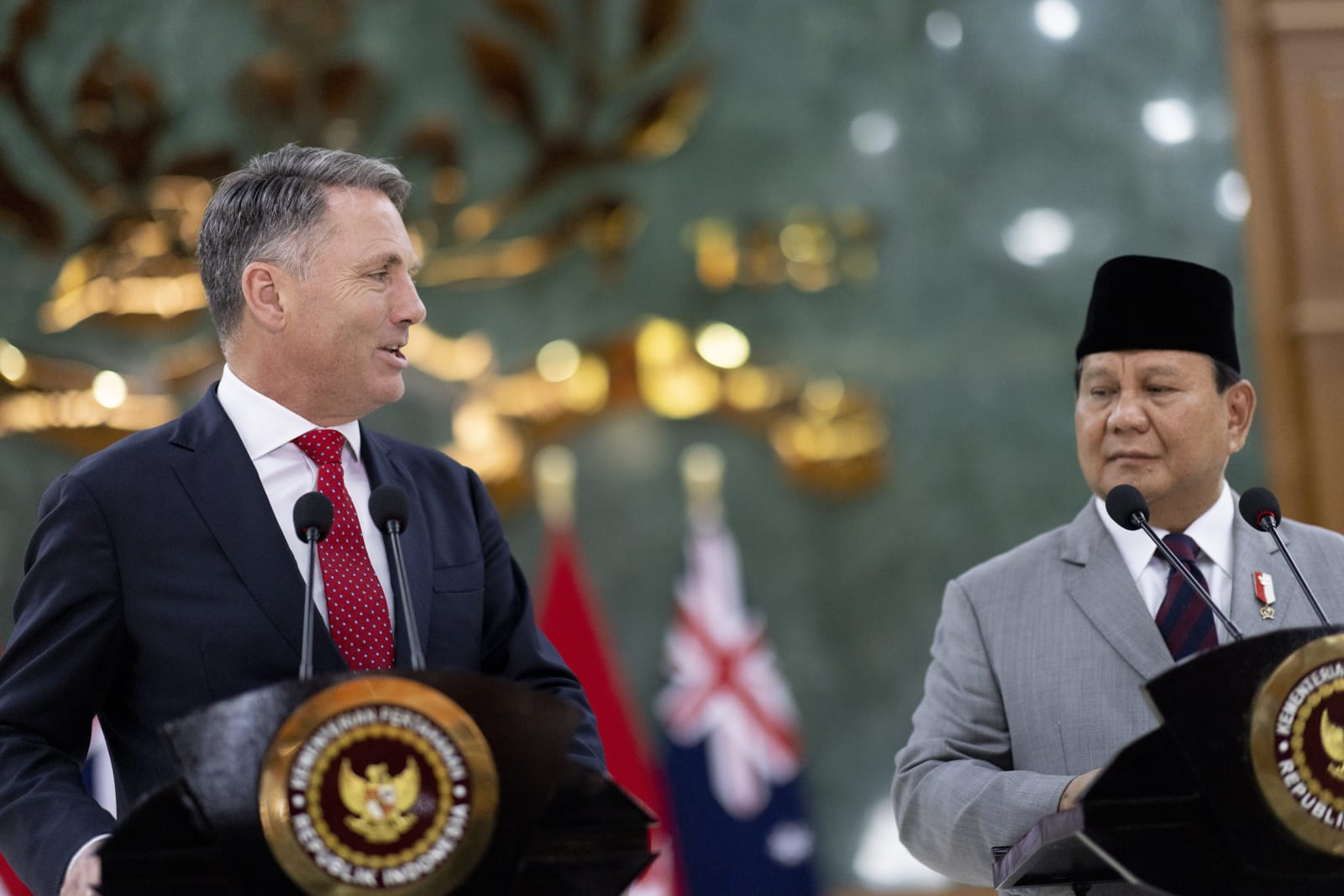 Wakil Perdana Menteri Australia dan Menteri Pertahanan Richard Marles menandatangani Perjanjian Kerjasama Pertahanan dengan Menteri Pertahanan Indonesia dan Presiden terpilih Prabowo Subianto (Jay Cronan/Departemen Pertahanan)