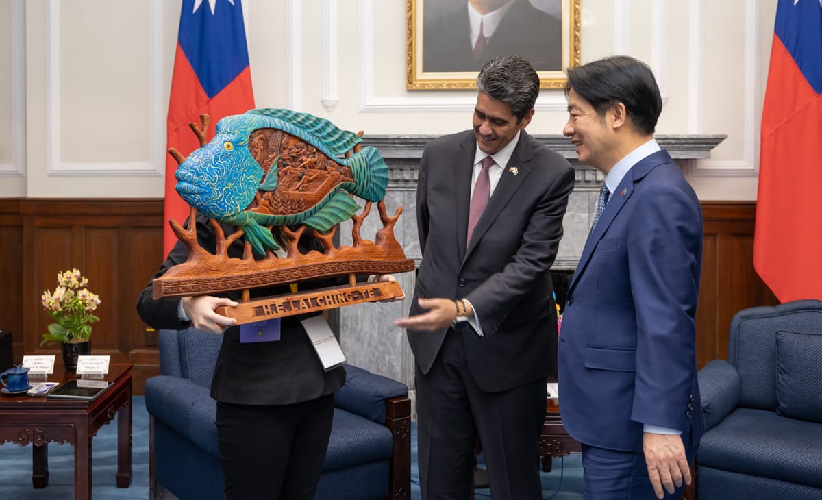 Palau's President Surangel Whipps Jr. presents a gift to Lai to mark the inauguration (Wang Yu Ching/Office of the President, Taiwan)