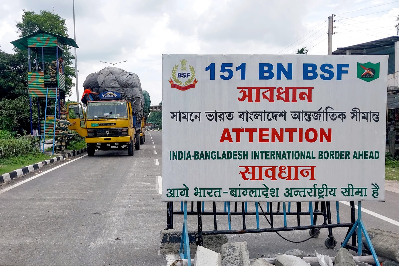 Inspecting a truck carrying supplies to Bangladesh at the India-Bangladesh border in Fulbari on the outskirts of Siliguri, 7 August 2024 (Diptendu Dutta/AFP via Getty Images)