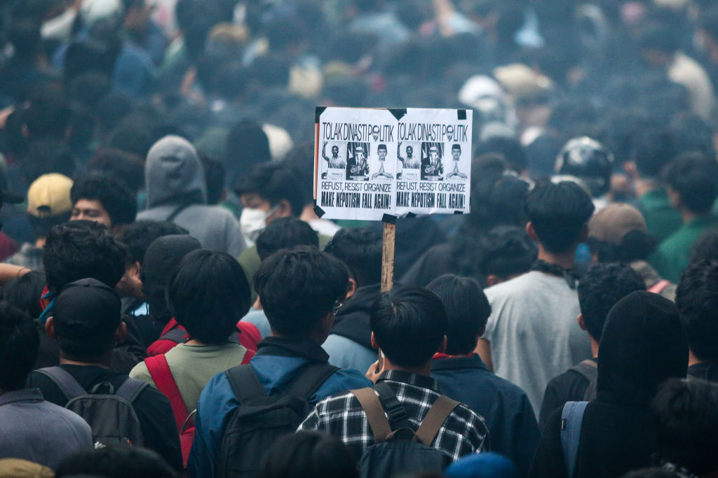 Ribuan mahasiswa menggelar demonstrasi bulan lalu untuk menolak revisi UU Pilkada, Bandung, Indonesia (Ryan Suherlan/NurPhoto via Getty Images)