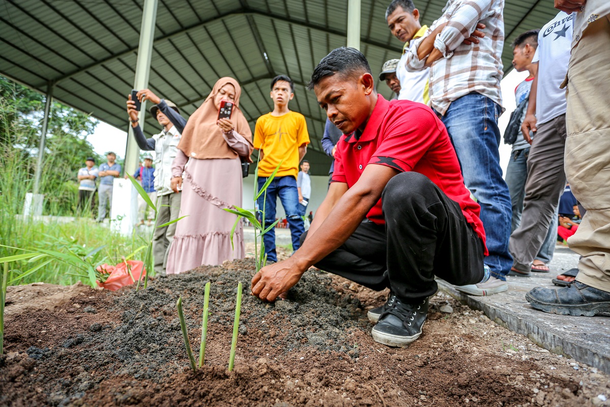 Tree planting as part of Community-Based Fire Prevention and Peatland Restoration Phase 2 in Kayu Ara Permai Village, Siak, Indonesia (Perdana Putra/CIFOR-ICRAF/Flickr)