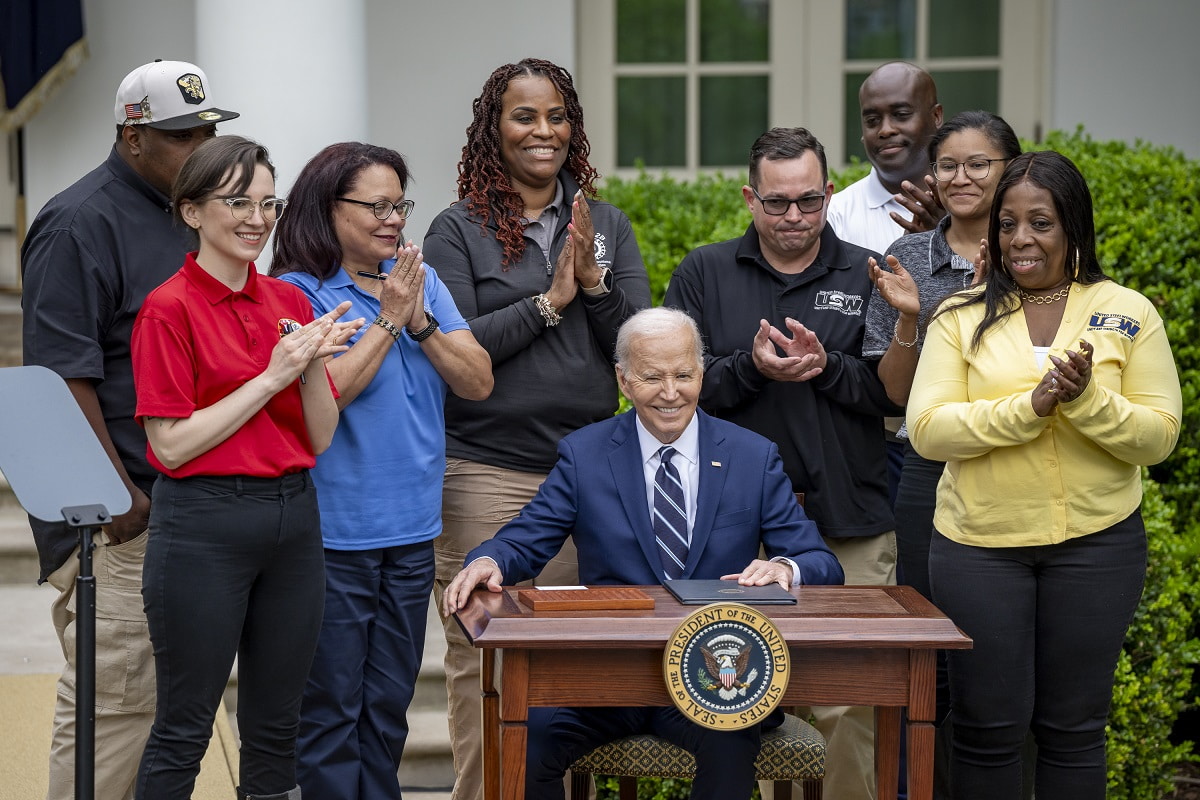 US President Joe Biden signs a memorandum on increasing tariffs on China under Section 301 of the Trade Act of 1974, 14 May 2024 (Carlos Fyfe/White House/Flickr)