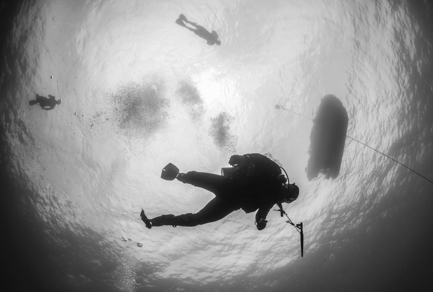 US Navy divers with an underwater engineering and construction team (Charles E. White/US Navy)