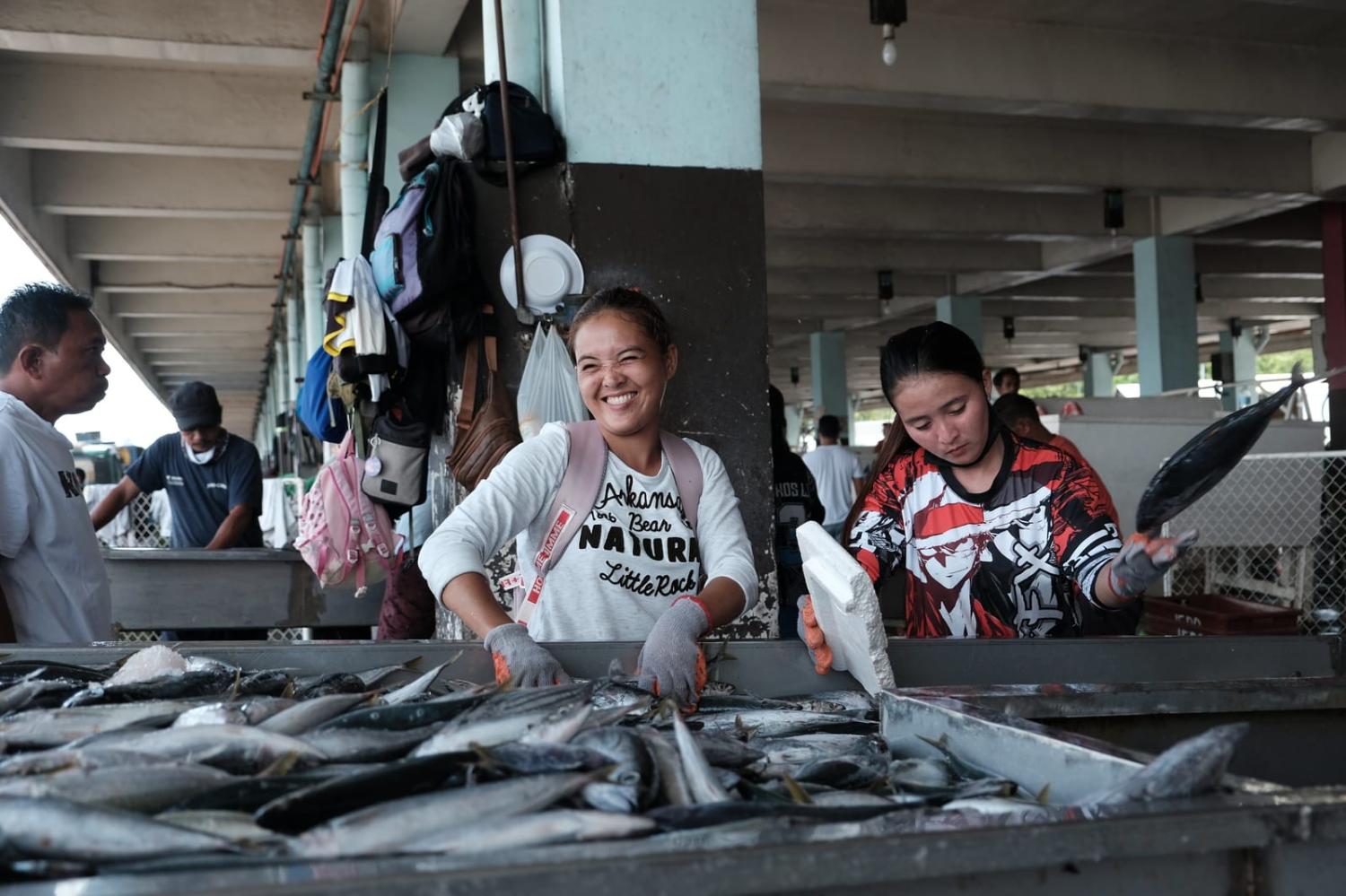 Sorting the catch in General Santos City, Philippines (©ILO / J. Dumbrique)