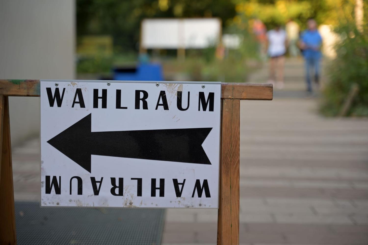 A sign points the way to a polling station for the state election in Brandenburg (Michael Bahlo via Getty Images)