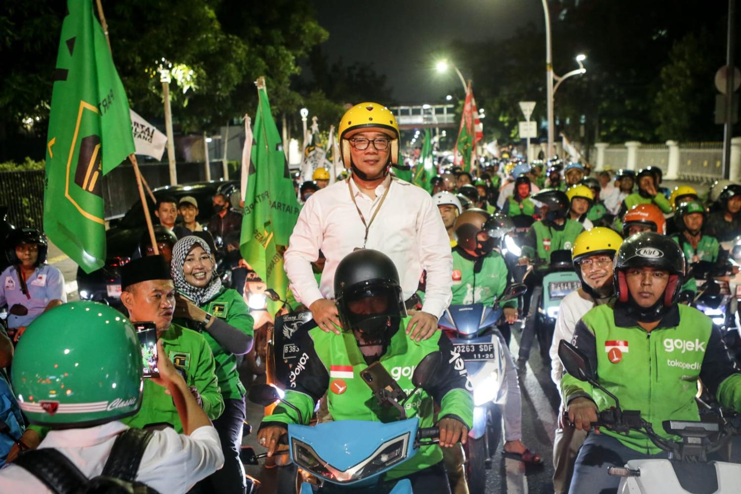 Jakarta gubernatorial candidate Ridwan Kamil arrives by online motorcycle taxi service to attend the drawing of ballot numbers at the General Elections Commission (KPU) Jakarta provincial office in September (Aditya Aji/AFP via Getty Images)