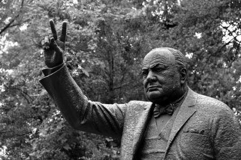 Statue of Winston Churchill making the "V for Victory" sign, Washington, DC (Flickr/Adam Fagen)